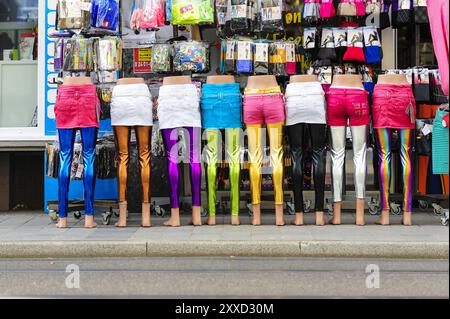 I manichini sono in fila di fronte a un negozio di abbigliamento Foto Stock