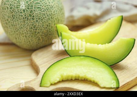 Dolci fresche melone verde sul tavolo di legno Foto Stock