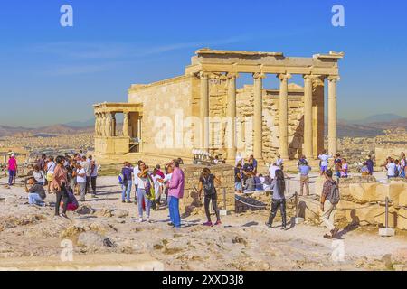 Atene, Grecia, 14 ottobre 2016: Turisti vicino alle rovine del tempio di Erechtheum decorati con statue femminili cariatidi nell'Acropoli, Europa Foto Stock