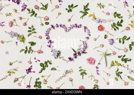 forma del cuore dai fiori viola Foto Stock