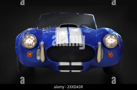 Blue AC Cobra classica auto sportiva anglo-americana costruita negli anni '1960 isolata sul nero Foto Stock