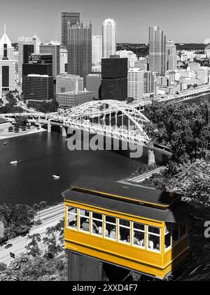 Pittsburgh, Pennsylvania - la storica pendenza di Duquesne si arrampica sul fiume Monongahela e sul ponte Fort Pitt in giallo bianco e nero Foto Stock