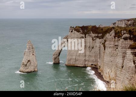 Spiaggia Etratat in Normandia con Aiguille e porte d'Aval in autunno Foto Stock