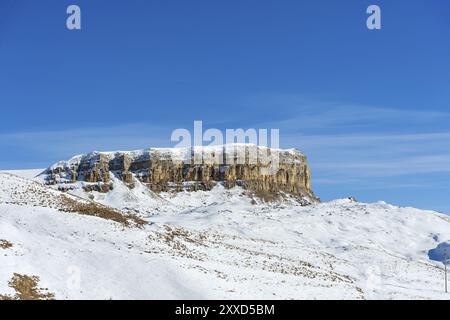 Il paesaggio di rocce caucasiche innevate sul passo Gumbashi. Altopiano innevato che passa nella montagna da tavola. Russia, Caucaso settentrionale Foto Stock