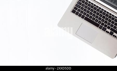 Vista dall'alto di un notebook grigio isolato su sfondo bianco con spazio di copia per la progettazione. Foto con posa piatta e composizione chiara e minimalista. Foto Stock