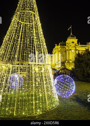 Decorazione dell'avvento di fronte al teatro nazionale di zagabria Foto Stock