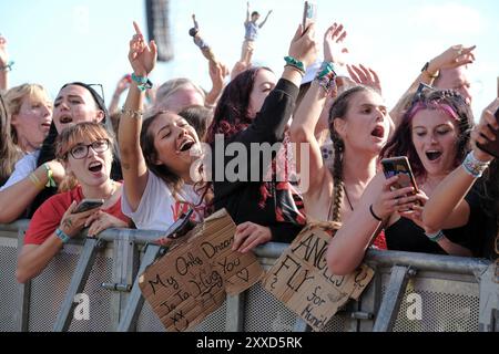 Southsea, Hampshire, UK. 23rd Aug, 2024. smiling happy crowd of festival goers watching former One Direction singer Louis Tomlinson performing live on stage at Victorious Festival in Southsea, UK, Credit: Dawn Fletcher-Park/Alamy Live News Stock Photo