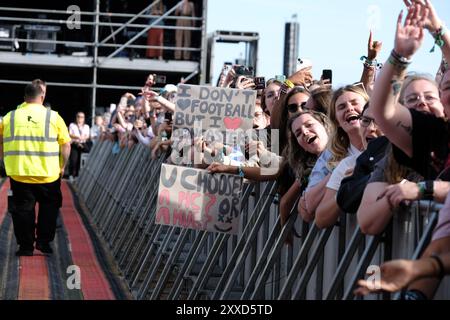 Southsea, Hampshire, Regno Unito. 23 agosto 2024. Sorridente e felice folla di frequentatori del festival che guardano l'ex cantante di One Direction Louis Tomlinson che si esibisce dal vivo sul palco del Victorious Festival di Southsea, Regno Unito, crediti: Dawn Fletcher-Park/Alamy Live News Foto Stock