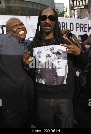 Snoop Dogg e Big Boi alla prima di Los Angeles di "Straight Outta Compton" tenutasi al Microsoft Theater di Los Angeles, USA il 10 agosto 2015 Foto Stock