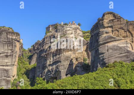 Vista del monastero ortodosso di Varlaam a Meteora, Grecia, su roccia alta e cielo blu sullo sfondo Foto Stock