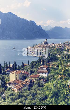 Grazioso idilliaco villaggio italiano e lago catturato dall'alto. Malcesine sul lago di Garda Foto Stock