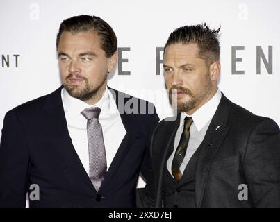 HOLLYWOOD, CALIFORNIA, Leonardo DiCaprio e Tom Hardy alla prima di Los Angeles di "The Revenant" tenutasi al TCL Chinese Theatre di Hollywood, USA, su Dece Foto Stock