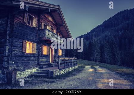 Rustico rifugio in legno di notte. alpi europee, Austria, Europa Foto Stock