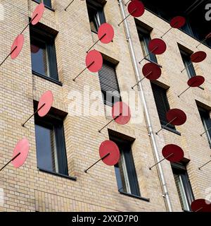 Dischi di metallo rosso come opera d'arte presso la direzione finanziaria di Magdeburgo Foto Stock