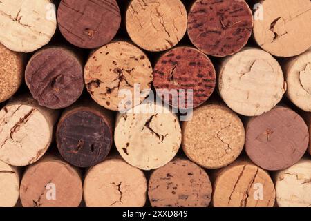 Un primo piano di un mucchio di molti tappi vino Foto Stock