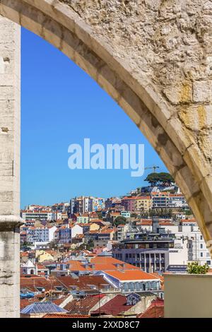 Lisbona, Portogallo, 27 marzo 2018: Vista aerea panoramica di Lisbona con case colorate e il Castello di San Giorgio attraverso l'arco, Europa Foto Stock