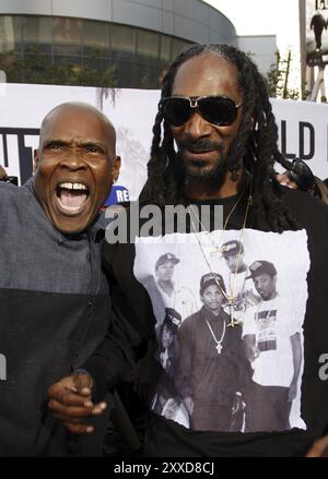 Snoop Dogg e Big Boi alla prima di Los Angeles di "Straight Outta Compton" tenutasi al Microsoft Theater di Los Angeles, USA il 10 agosto 2015 Foto Stock