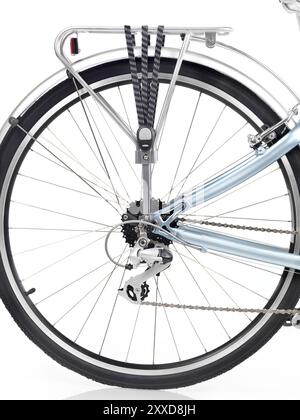 Ruota posteriore di bicicletta con una cremagliera, set di ingranaggi e un deragliatore isolati su sfondo bianco Foto Stock