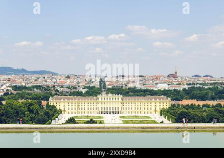 Vienna, Austria 2013-07-08 Vista dei giardini del palazzo di Schonbrunn, UNESCO. Turisti che camminano attraverso i giardini Foto Stock