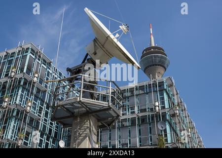 Antenna satellitare WDR nell'edificio WDR Foto Stock