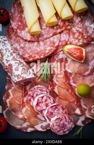 Antipasti e piatto di catering con diverse carni e prodotti di formaggio Foto Stock