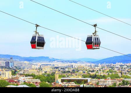 Tbilisi, Georgia cabine funicolare aerea e dello skyline della città vista panoramica Foto Stock