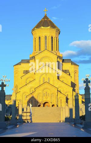 Foto verticale del tramonto sulla chiesa della Santissima Trinità o sulla cattedrale di Tsminda Sameba, Tbilisi, Georgia, Asia Foto Stock