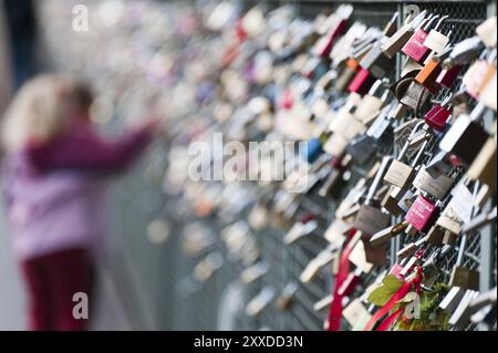 Migliaia di lucchetti su una recinzione a catena Foto Stock