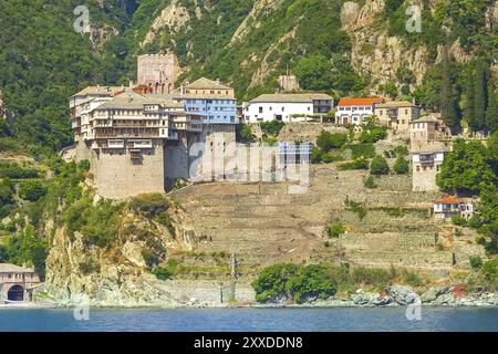 Primo piano del monastero ortodosso Agia Grigoriou sul Monte Athos, Agion Oros, montagna Santa, Halkidiki, Grecia. Vista dal mare Foto Stock