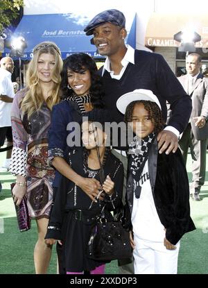 WESTWOOD, CA, 26 OTTOBRE 2008: Fergie, Jada Pinkett Smith, Will Smith, Willow Smith e Jaden Smith alla prima di Los Angeles di "Madagascar: ESCAP Foto Stock