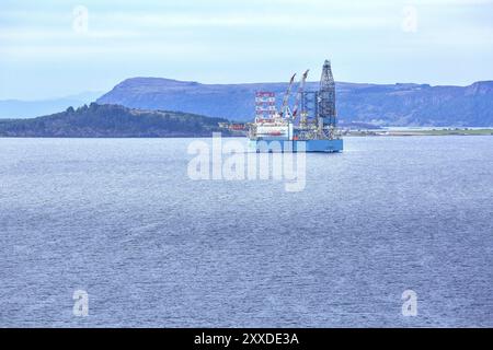 RIGS offshore piattaforma di raffineria petrolifera a Stavanger, fiordo norvegese con spazio di copia Foto Stock