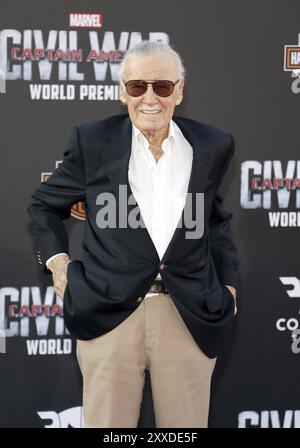 Stan Lee alla prima mondiale di "Captain America: Civil War" tenutasi al Dolby Theatre di Hollywood, USA il 12 aprile 2016 Foto Stock