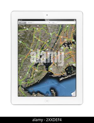 Tablet Apple iPad 2 che visualizza una mappa di New York con il traffico di Google Maps sullo schermo. Isolato con percorso di ritaglio su sfondo bianco Foto Stock