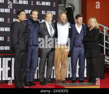 Gil Birmingham, Chris Pine, Jeff Bridges, David Mackenzie, Taylor Sheridan e Julie Yorn alla cerimonia della mano e del footprint di Jeff Bridges tenutasi al TCL Foto Stock