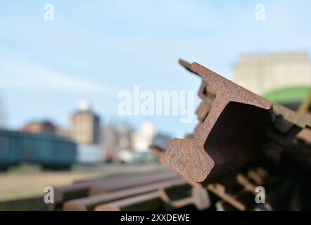 Binari ferroviari arrugginiti in un deposito nel porto di Magdeburgo Foto Stock