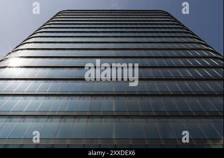 Finestra di fronte a un edificio di uffici con riflessi di luce nel Media Harbour di Duesseldorf Foto Stock