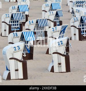 Sedie a sdraio sulla spiaggia del Mar Baltico vicino a Heiligendamm Foto Stock