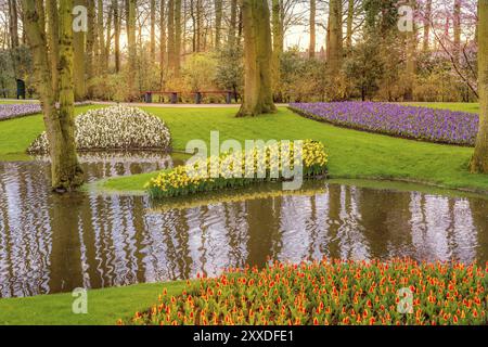 Fiori multicolore e paesaggio fluviale a Keukenhof, Paesi Bassi Foto Stock