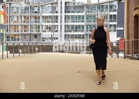 Una donna cammina attraverso il Media Harbour di Duesseldorf Foto Stock