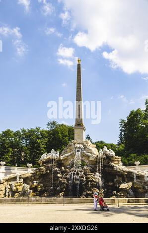 Vienna, Austria 2013-07-08 View all Obelisco Fontana, grande Parterre. La messa a fuoco visiva alla fine della parte orientale di Diagonal Avenue imperial in pal di Schonbrunn Foto Stock