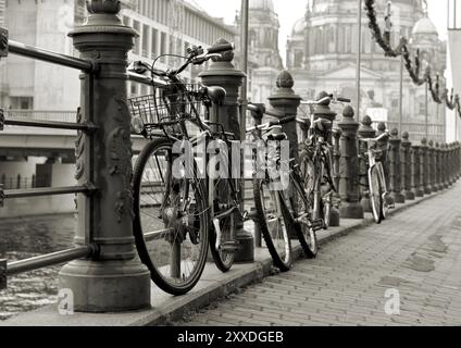 Biciclette su una ringhiera sulle rive della Sprea a Berlino Foto Stock