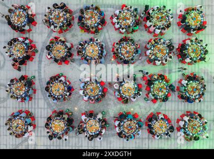 Pechino, la provincia cinese dello Zhejiang. 23 agosto 2024. Una foto aerea con un drone mostra le persone che si godono le prelibatezze di pesce nella città di Changtu della contea di Daishan, nella provincia di Zhejiang, nella Cina orientale, 23 agosto 2024. Crediti: Xu Yu/Xinhua/Alamy Live News Foto Stock