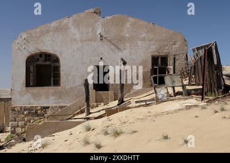 Rovine della città mineraria abbandonata di Kolmanskop in Namibia Foto Stock