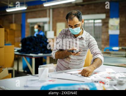 Lahore, Pakistan. 22 agosto 2024. Dipendenti dell'Inter Market Knit Private Limited che producono calzini. Lahore, 22 agosto 2024. Fotografata per conto del Ministero federale tedesco per la cooperazione e lo sviluppo economico: dpa/Alamy Live News Foto Stock