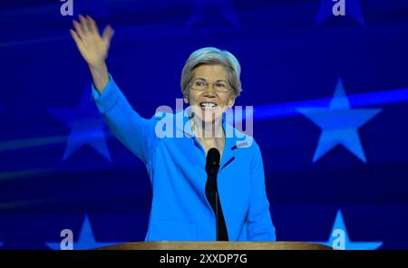 Chicago, Illinois, Stati Uniti. 22 agosto 2024. La senatrice degli Stati Uniti Elizabeth Warren (democratica del Massachusetts), fa osservazioni il giorno 4 della Convention nazionale democratica del 2024 allo United Center di Chicago, Illinois, USA, giovedì 22 agosto, 2024. credito: Ron Sachs/CNP per NY Post (RESTRIZIONE: NO Daily mail. NESSUN giornale di New York o New Jersey o giornali entro un raggio di 75 miglia da New York City.) Credito: dpa/Alamy Live News Foto Stock