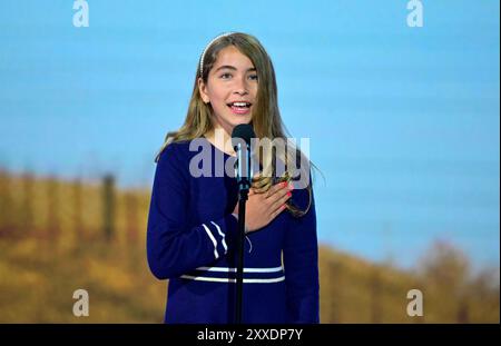 Chicago, Illinois, Stati Uniti. 22 agosto 2024. Luna Maring, un 6° Grader di Oakland, California, guida il Pledge of Allegiance il giorno 4 della Convention Nazionale Democratica del 2024 allo United Center di Chicago, Illinois, USA, giovedì 22 agosto, 2024. credito: Ron Sachs/CNP per NY Post (RESTRIZIONE: NO Daily mail. NESSUN giornale di New York o New Jersey o giornali entro un raggio di 75 miglia da New York City.) Credito: dpa/Alamy Live News Foto Stock