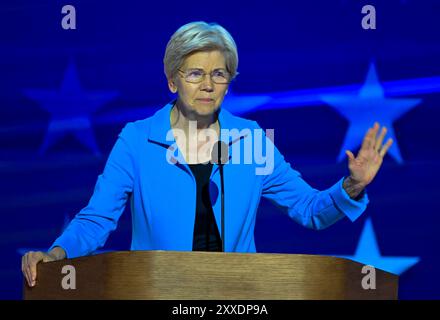 Chicago, Illinois, Stati Uniti. 22 agosto 2024. La senatrice degli Stati Uniti Elizabeth Warren (democratica del Massachusetts), fa osservazioni il giorno 4 della Convention nazionale democratica del 2024 allo United Center di Chicago, Illinois, USA, giovedì 22 agosto, 2024. credito: Ron Sachs/CNP per NY Post (RESTRIZIONE: NO Daily mail. NESSUN giornale di New York o New Jersey o giornali entro un raggio di 75 miglia da New York City.) Credito: dpa/Alamy Live News Foto Stock