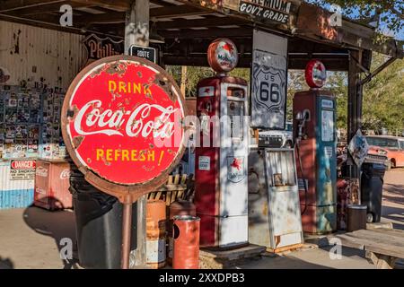 Pompe a gas antiche presso l'Hackberry General Store lungo la storica Route 66, Hackberry, Arizona, Stati Uniti [non è previsto il rilascio di proprietà; solo licenze editoriali] Foto Stock