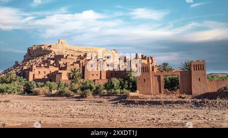 Ait Ben Haddou, un antico villaggio fortificato in Marocco con architettura in mattoni di fango e stradine strette, un tempo una tappa fondamentale del percorso carovaniero del Sahara. Foto Stock