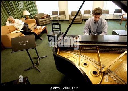 Gli studenti della Julliard si stanno preparando ad andare a Copenaghen per tenere un concerto al Tivoli. Pianisten fra Birmingham spiller per siste gang per sin professor før konserten på Tivoli. Foto Stock